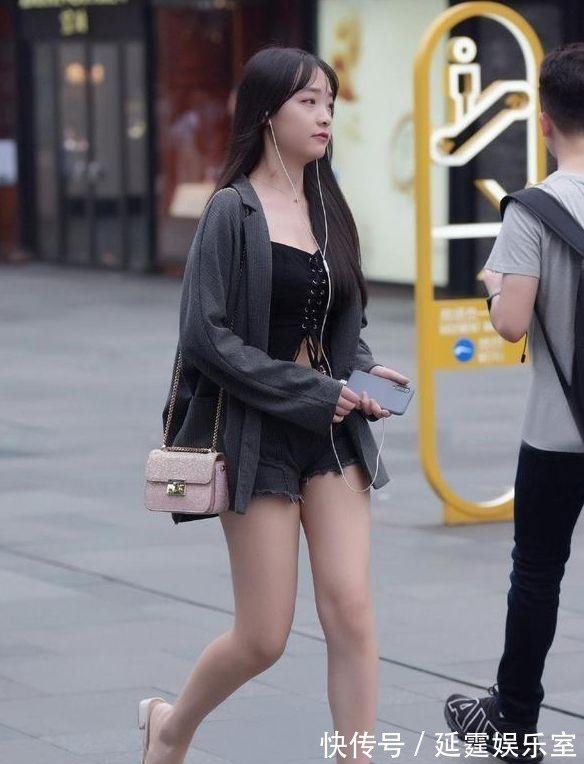 穿搭|微凉秋日的气质穿搭,简单的小西装外套搭配牛仔裤,大方又显身材