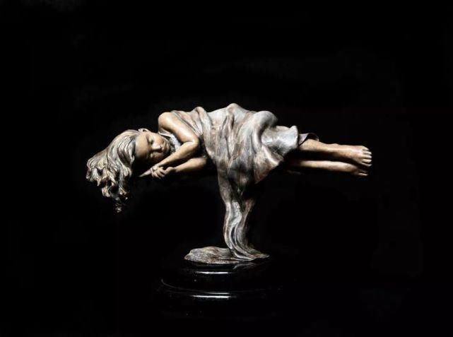 vega@被公认最具大师潜质的美女雕塑家,人体作品生动又别出心裁!