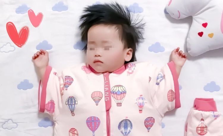 父母|娃睡觉爱踹被子就是热?那可不一定,这四种原因,常常被父母忽略