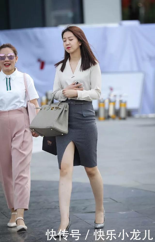 街拍美女吊带的短裙套装搭配高跟鞋,浅灰色的色系非常的清新可人