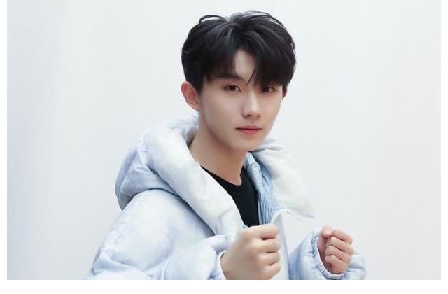 撞衫|时代少年团成年组终合体,马嘉祺出现仅一秒,与何老师意外撞衫