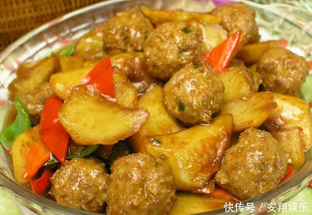 土豆和此天生一对，放在一起简单炖一下特美味，大人孩子都爱吃