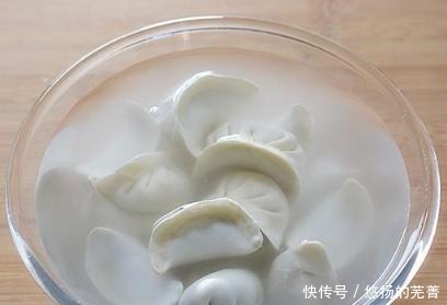 煮冻饺子,用冷水还是热水都错了!教你正确做法,不粘锅不开裂