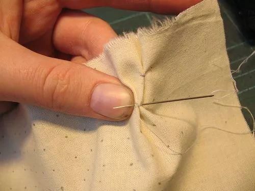 时装|干货丨时装大牌设计师都在用的手艺学会手工绣缀,给你的创意立裁加加餐