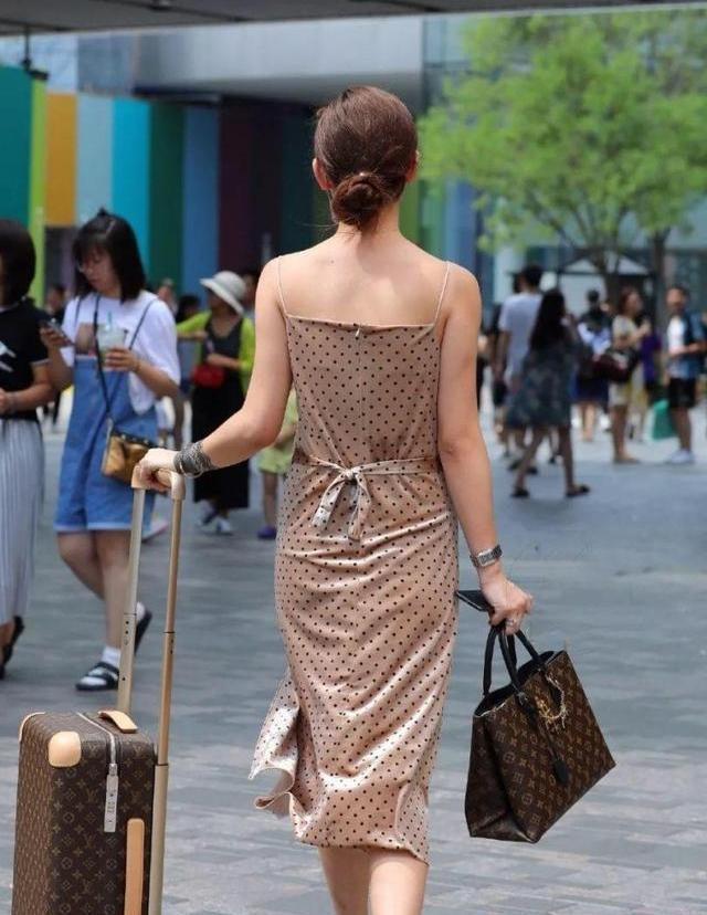 尖头|美女脚上穿搭上一双优雅的尖头高跟鞋，不仅有气势还更加的有韵味