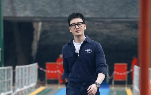 赵丽颖和林大厨矛盾升级,谁注意黄晓明的做法,完全不配当店长