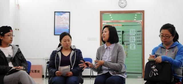 父母|4岁女儿放学回家，紧扯裤子说“不能尿尿”，脱下裤子妈妈气哭了