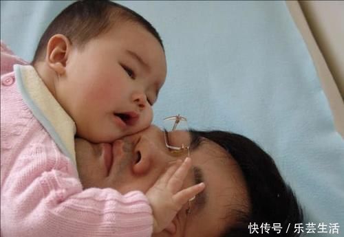 睡着|爸爸陪娃睡觉,醒后发现娃不见了,吓坏了赶紧找,结果自己都乐了