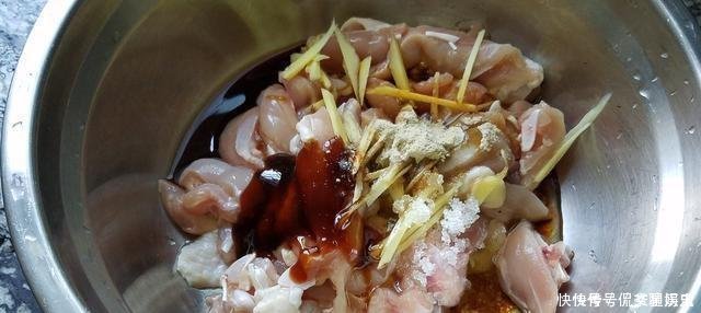 我家鸡腿从不红烧、加2包榨菜、不加一滴水,上桌就被吃光光