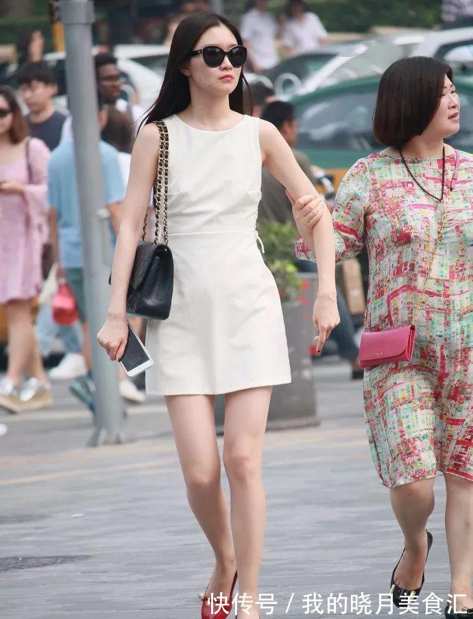 气质 小姐姐脚上一双气质的高跟凉鞋,整体的搭配优雅又气质