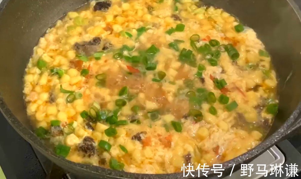 做疙瘩汤时,别用筷子搅了,学会1个技巧,个个圆溜溜,太好喝了