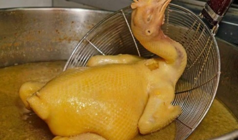 白切鸡,不只是放姜葱,少了它,鸡皮根本不会变黄
