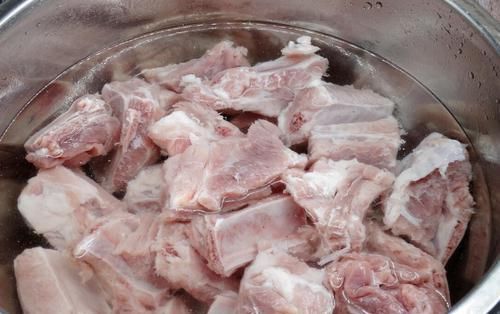 炖排骨汤时，别直接加水就炖，牢记3个妙招，味道不比饭店里的差