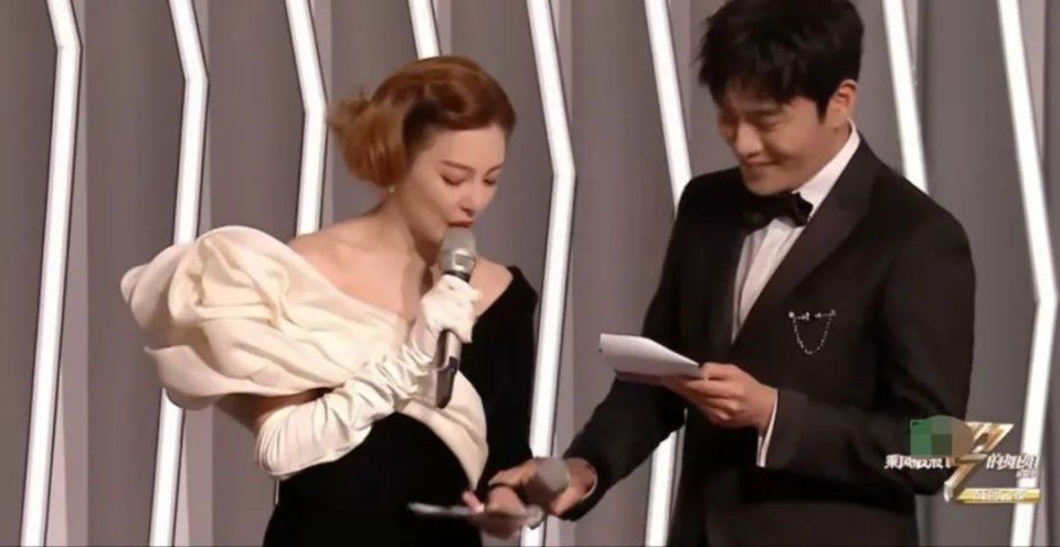 《浪姐2》成团夜开场太尴尬！姐姐全假唱，龚俊成工具人