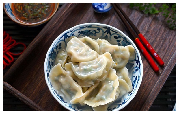 包韭菜馅饺子,直接拌馅就错了!做对这3步,韭菜不出水,更翠绿