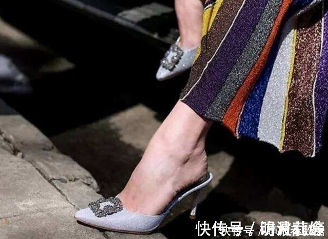 模特|香奈儿鞋子有多“娇气”？看看模特怎么做的，真是贫穷限制想象力
