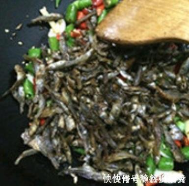 尖椒|遇到这种鱼我总要买2斤,含钙量特别高,家里小美女吃了长高高!