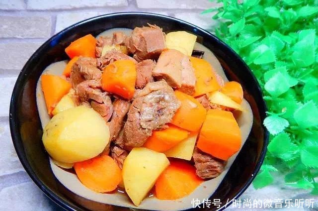 炖牛肉时,有的焯水,有的过油都错了,这样做牛肉才软烂无腥味