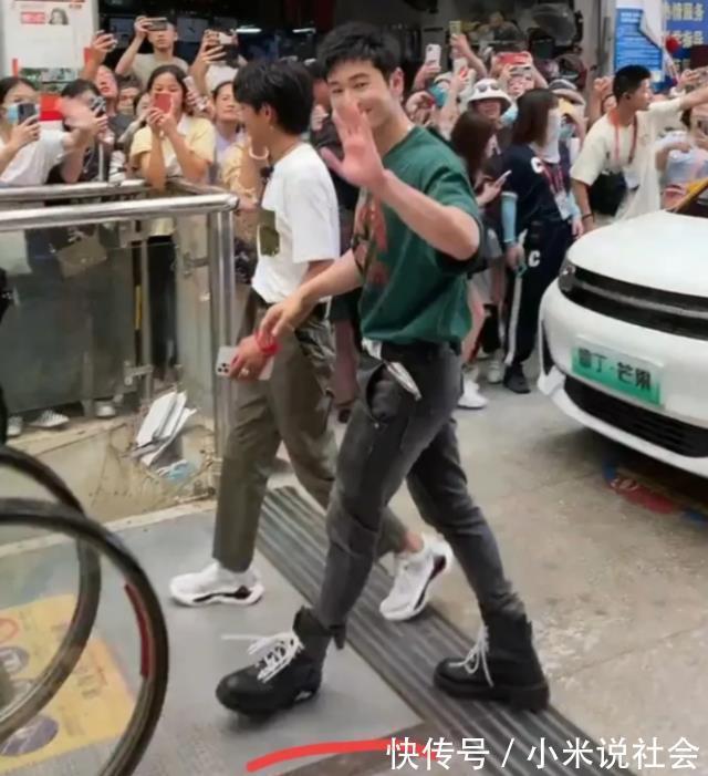 黄晓明|中餐厅龚俊遗憾缺席,180黄晓明和丁真身高差显眼,谎报可不对