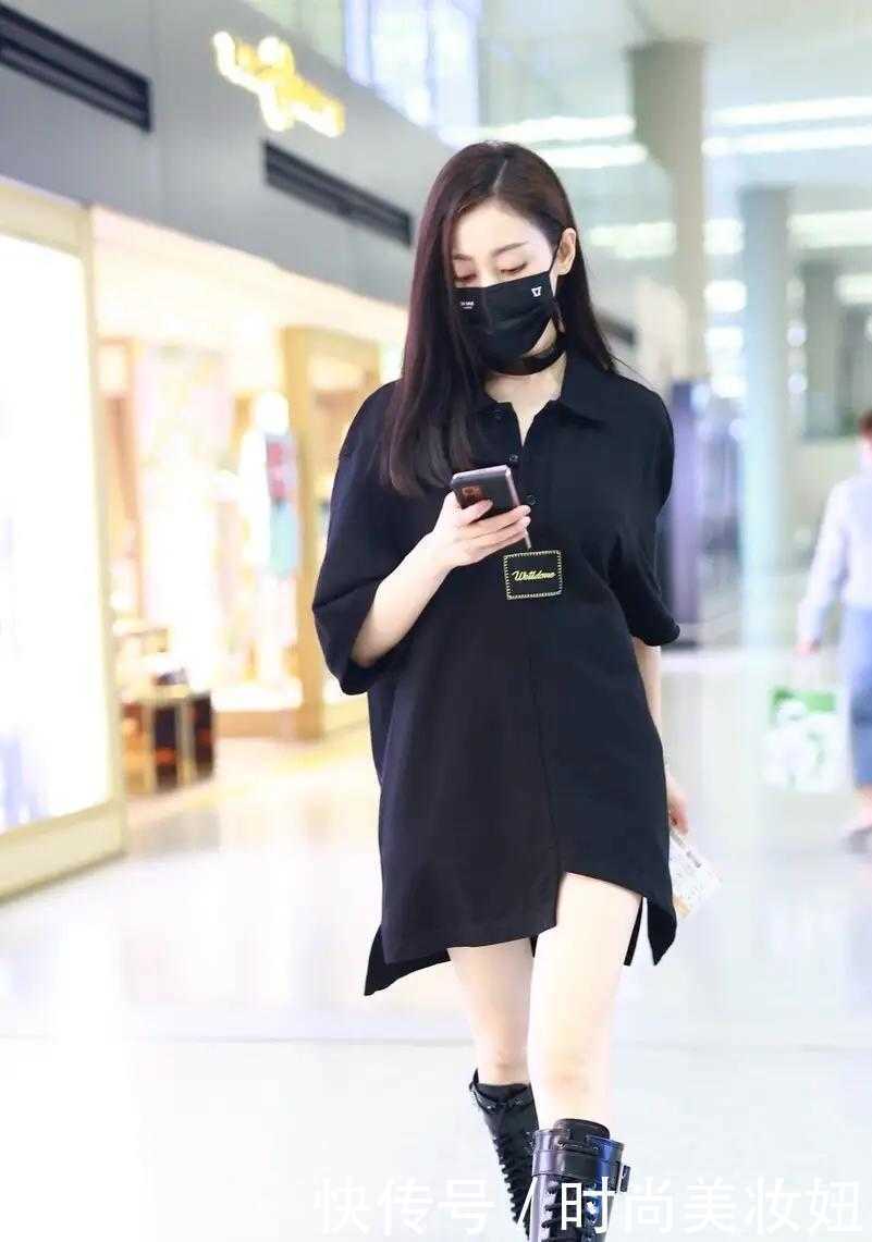 连衣裙|伏明霞很有“阔太”气质,穿黑色连衣裙优雅大气,不化妆也很贵气