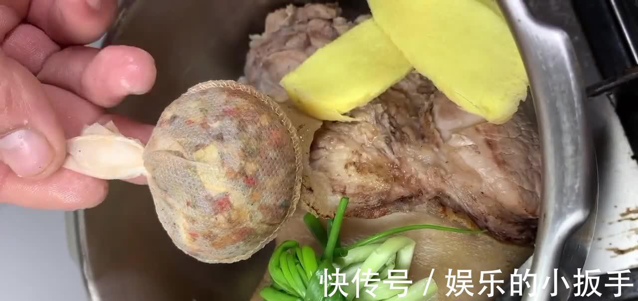 红烧肘子，软嫩入味咸香味美，过年过节时的压轴大菜