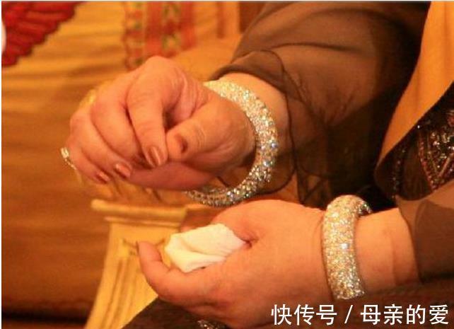 普密蓬!诗丽吉戴两顶头饰都很壕气了,不曾想她手上还有四个镯子,好震撼