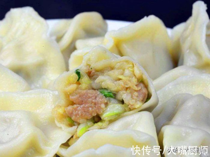 白菜馅别再杀水了，饭店厨师教你2个不外传的技巧，味鲜美不出水