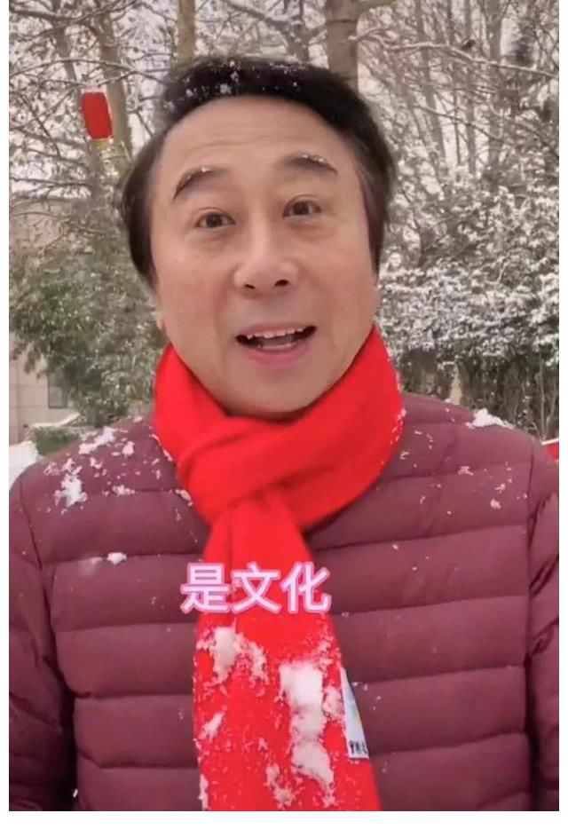 |冯巩雪天帮人扫车好搞笑！不参加春晚的他，今年分别在三个台亮相