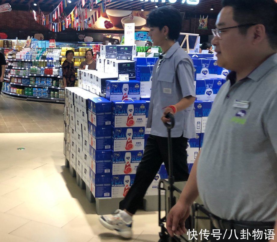 小花|周也和丁真购物被偶遇，当她离开十级美颜，才知这届小花颜值多高