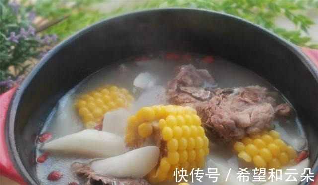 玉米|天气寒冷，要经常给家人喝这个汤，健脾胃，滋补身体不怕冷！
