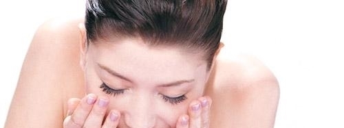 脸上螨虫滋生长痘？不妨用厨房里的这样两样东西，每天抹下全消失