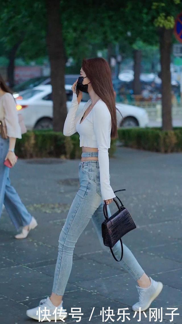 白色的T恤,不仅秀出迷人的锁骨,还展现出身体娇柔骨感