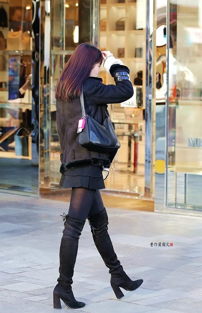 美女|街拍组图:冬装美女,露出少许黑丝,已足够时尚前卫