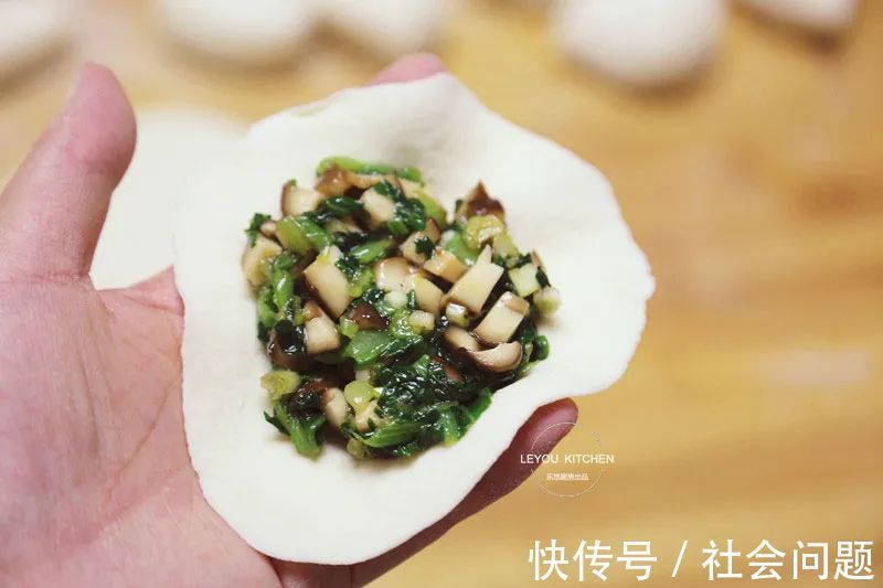 纯素馅大包子,鲜嫩多汁,比肉的还香,一次多蒸点,早餐也有了