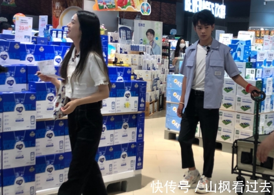 连线|宁静在《中餐厅》洗碗，误入丁真连线女排直播间，给丁真擦脸好宠