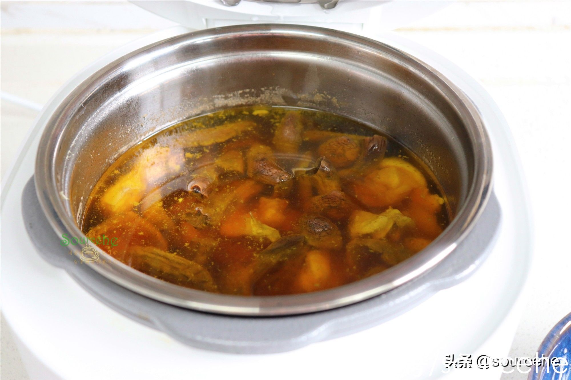 鸡肉|立冬之后，煲鸡汤多加一步，鸡汤清香，味道鲜美，暖心又暖胃