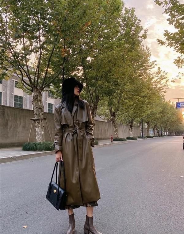 最近火了一种穿搭叫：“大衣+裸靴”，早春就这么穿，时髦显气质