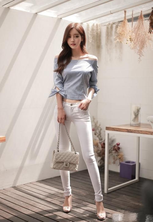  女人味|美女穿搭：一字领演绎性感穿搭，太有女人味了，更加性感迷人
