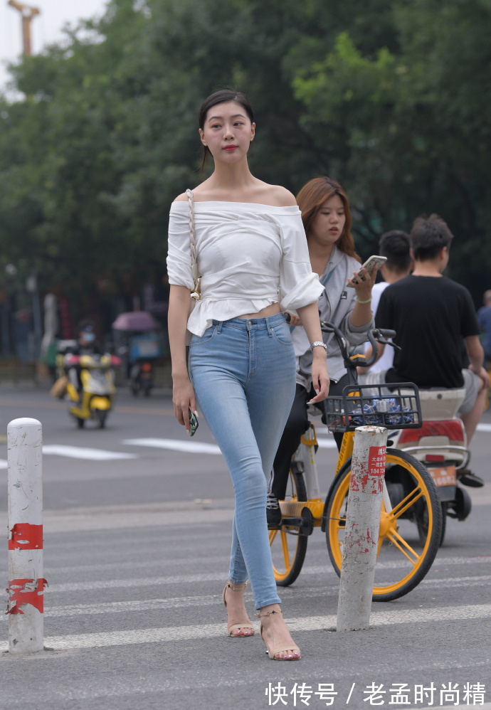 铅笔裤 穿铅笔裤好不好看?搭配“露肩衣”试试,造型会告诉你答案