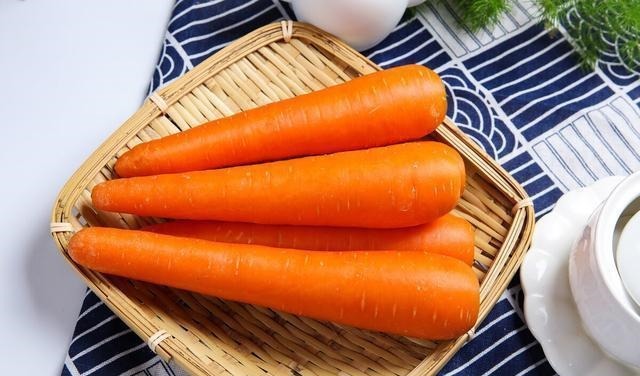 买胡萝卜,到底选带泥的还是不带泥的?菜贩:这种我从不给家人吃