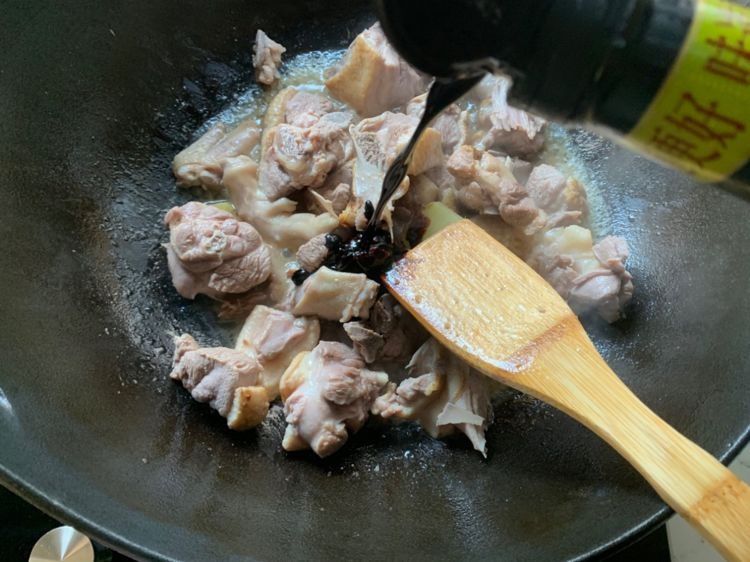 下饭菜海带烧鸭肉,味道鲜香不油腻,好吃有营养