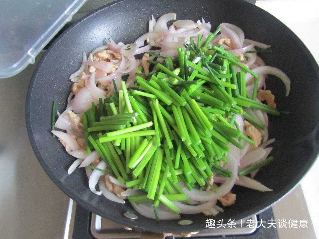 中老年人|韭菜与此物一起煮，血压降低了，便秘好了，为了健康不妨试试