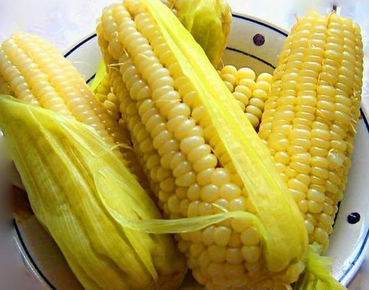 煮玉米，别只会用清水煮！学会这3个窍门，玉米软嫩清甜特好吃！