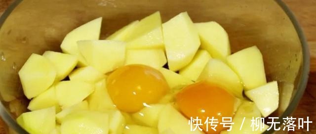 土豆|又一道菜火了,土豆块里打入2个鸡蛋,简单一拌,出锅给肉都不换!