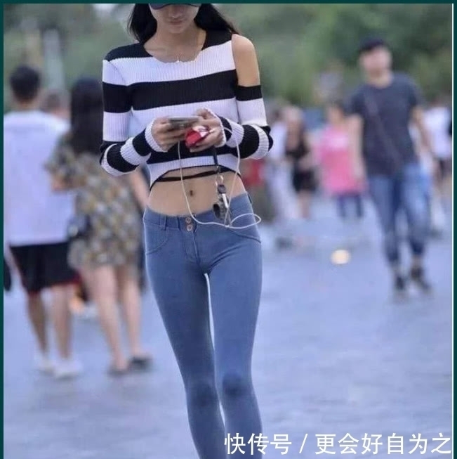 百搭的牛仔裤，展现一种青春无限好的感觉，还永不落伍