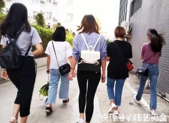 |搞笑p图:求大神帮忙在电梯里p个男朋友,大神的回复有点皮啊!