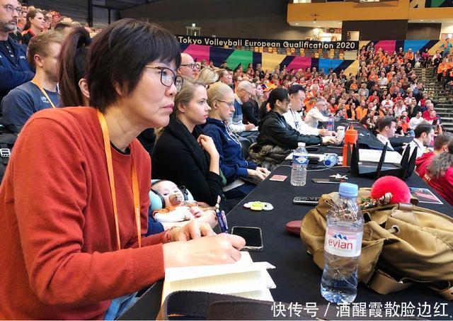 郎平私下的时候太慈祥了，一身红衣却显素气，