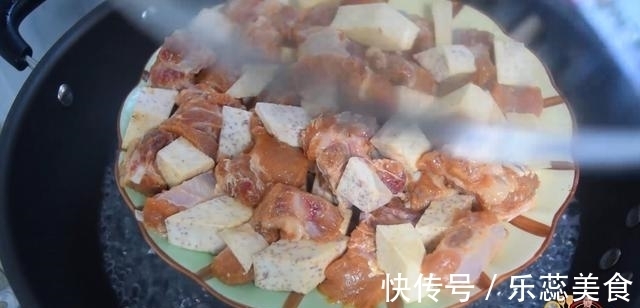 朋友们|香芋排骨最好吃的做法，简单美味香糯下饭，看看你喜欢吃不？