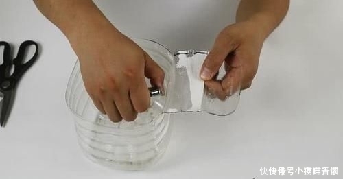 厨房油桶别扔,简单剪几刀,压砧板边,谁见了都夸
