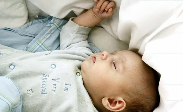 婴儿|婴儿有睡眠“窗口期”?抓住3个月的好时机,培养娃睡整觉更容易